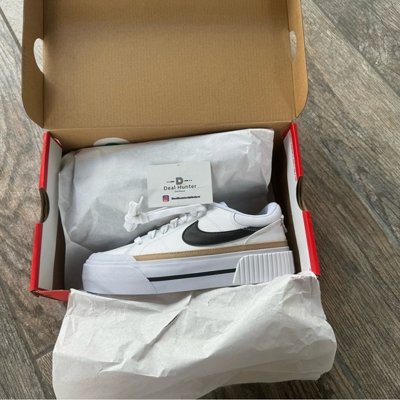 Nike White and Black Women's Sneakers - Picture 15 of 15